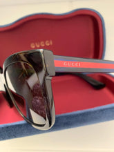 Cargar imagen en el visor de la galería, Gafas de sol Gucci negras con sienes rojas/azules de dos tonos