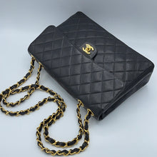 Cargar imagen en el visor de la galería, Chanel jumbo caviar