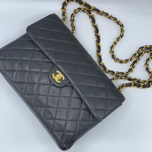 Cargar imagen en el visor de la galería, Chanel jumbo caviar