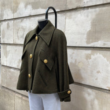 Cargar imagen en el visor de la galería, Cape vintage chanel