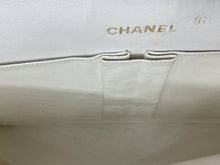 Carica l&#39;immagine nel visualizzatore di Gallery, White Chanel Bag

