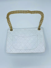 Carica l&#39;immagine nel visualizzatore di Gallery, White Chanel Bag
