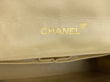 Carica l&#39;immagine nel visualizzatore di Gallery, Vintage Chanel Beige Bag
