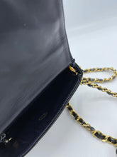 Carica l&#39;immagine nel visualizzatore di Gallery, Chanel Black Vernis Bag

