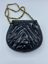 Charger l&#39;image dans la galerie, Chanel Black Vernis Bag
