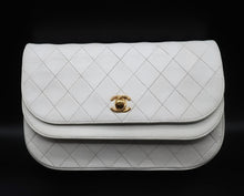 Charger l&#39;image dans la galerie, Chanel White Quilted Bag
