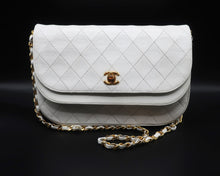Cargar imagen en el visor de la galería, Chanel White Quilted Bag
