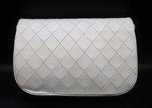 Carica l&#39;immagine nel visualizzatore di Gallery, Chanel White Quilted Bag
