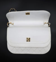 Charger l&#39;image dans la galerie, Chanel White Quilted Bag
