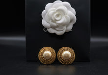Cargar imagen en el visor de la galería, Chanel Pearl Earrings
