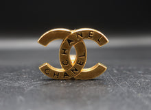 Cargar imagen en el visor de la galería, Chanel Clip-on CC Earring
