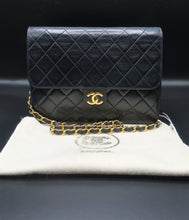 Charger l&#39;image dans la galerie, Chanel Simple Flap Navy Bag

