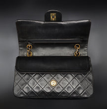 Carica l&#39;immagine nel visualizzatore di Gallery, Chanel Double-Flap Bag 25 CM
