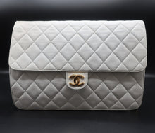 Carica l&#39;immagine nel visualizzatore di Gallery, Chanel White Flap Bag 25 CM
