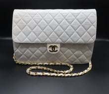 Charger l&#39;image dans la galerie, Chanel White Flap Bag 25 CM
