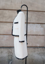 Carica l&#39;immagine nel visualizzatore di Gallery, Chanel White Tweed Jacket
