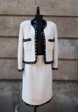 Cargar imagen en el visor de la galería, Chanel White Tweed Skirt

