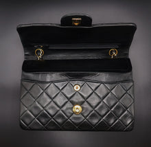 Charger l&#39;image dans la galerie, Chanel Double Flap Timeless Bag 23 CM
