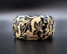 Cargar imagen en el visor de la galería, Chanel Black &amp; White Bracelet
