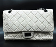 Carica l&#39;immagine nel visualizzatore di Gallery, 5.	Chanel 2.55 White Bag
