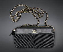Cargar imagen en el visor de la galería, Chanel Black Chain Wallet
