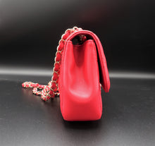 Carica l&#39;immagine nel visualizzatore di Gallery, Chanel Fuchsia Flap Bag
