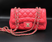 Carica l&#39;immagine nel visualizzatore di Gallery, Chanel Fuchsia Flap Bag
