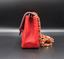 Cargar imagen en el visor de la galería, Chanel Mini Red Flap Bag
