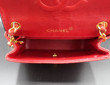 Cargar imagen en el visor de la galería, Chanel Mini Red Flap Bag
