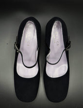 Charger l&#39;image dans la galerie, Vintage Gucci Wool Mary Jane Shoes
