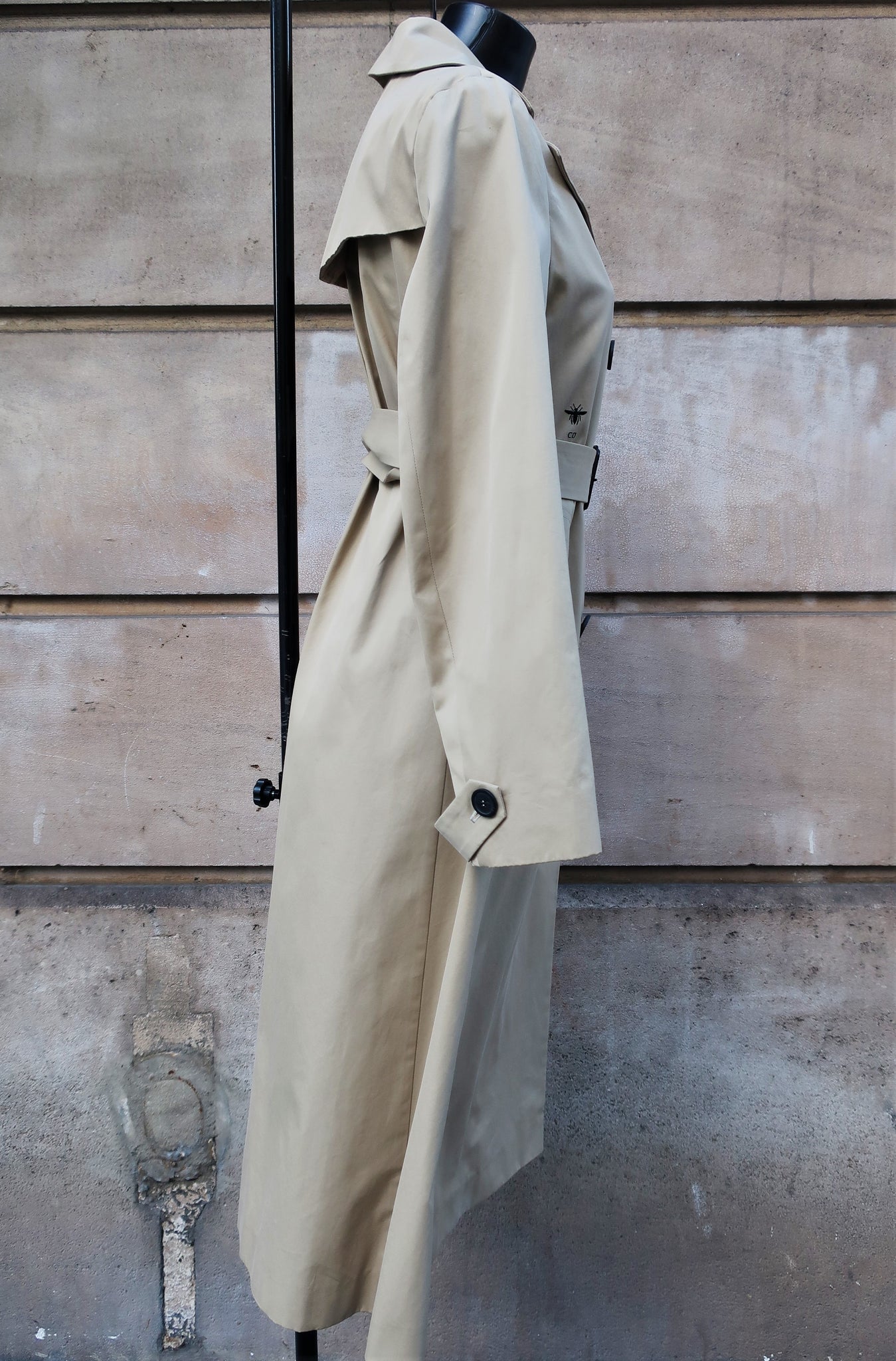 Sylvia Haghjoo wears Dior trench coat  incertainlightcom  Women Trench  Coats  Ideas of Women Trench Coats WomenTrenchCo  Moda Moda estilo  Moda minimalista