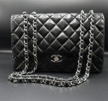 Carica l&#39;immagine nel visualizzatore di Gallery, Chanel Jumbo Quilted Bag 30 CM
