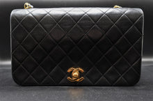 Cargar imagen en el visor de la galería, Chanel Vintage  Single Flap Quilted Bag
