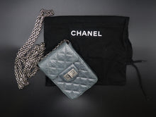 Carica l&#39;immagine nel visualizzatore di Gallery, Chanel 2.55 Collector Bag 2005 Edition

