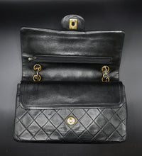 Charger l&#39;image dans la galerie, Chanel 25 CM Double Flap Bag
