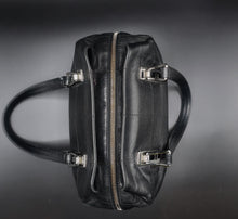 Charger l&#39;image dans la galerie, Chanel Black Leather Handbag
