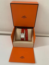 Cargar imagen en el visor de la galería, Reloj de pulsera de doble vuelta Hermès Cape Cod modelo pequeño
