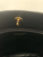Carica l&#39;immagine nel visualizzatore di Gallery, Borsa della spesa vintage Chanel trapuntata
