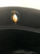 Cargar imagen en el visor de la galería, Bolso de mano acolchado de Chanel Vintage
