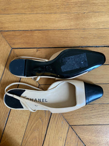 Ballerines Chanel bicolore beige & noires en cuir
