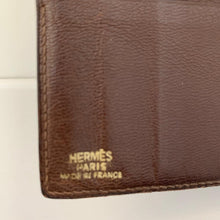 Cargar imagen en el visor de la galería, La cartera de cocodrilo marrón oscuro de Hermes Vintage
