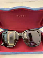 Cargar imagen en el visor de la galería, Gafas de sol Gucci negras con sienes rojas/azules de dos tonos
