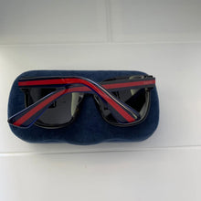 Cargar imagen en el visor de la galería, Gafas de sol Gucci negras con sienes rojas/azules de dos tonos
