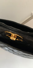 Cargar imagen en el visor de la galería, Bolso de mano acolchado de Chanel Vintage
