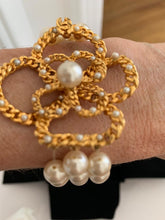 Cargar imagen en el visor de la galería, Bracelet vintage Camélia Chanel
