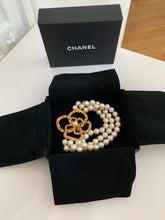 Charger l&#39;image dans la galerie, Bracelet vintage Camélia Chanel

